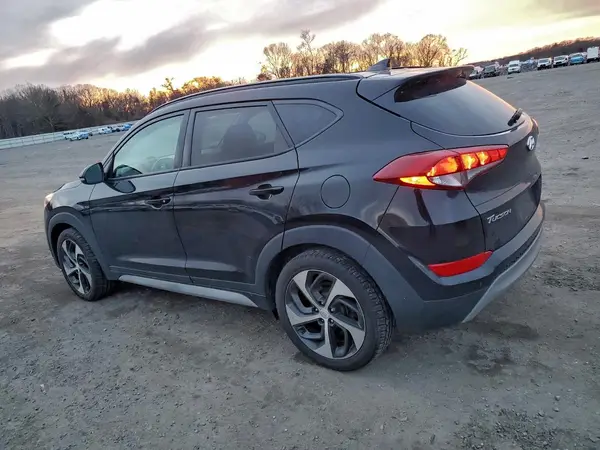 KM8J3CA29JU724675 2018 HYUNDAI TUCSON - Image 2
