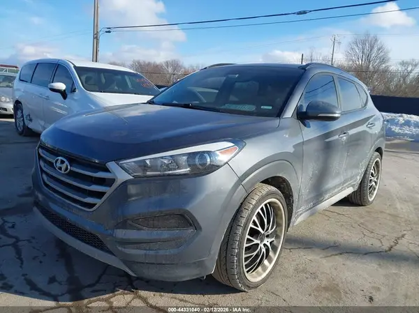 KM8J3CA29JU747471 2018 HYUNDAI TUCSON - Image 2
