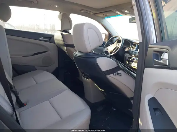 KM8J3CA29JU747471 2018 HYUNDAI TUCSON - Image 8