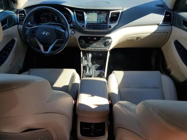 KM8J3CA2XHU300576 2017 HYUNDAI TUCSON - Image 8