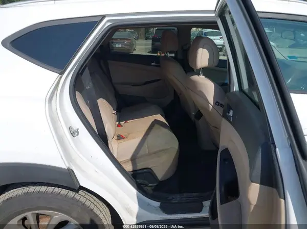 KM8J3CA2XHU370689 2017 HYUNDAI TUCSON - Image 8