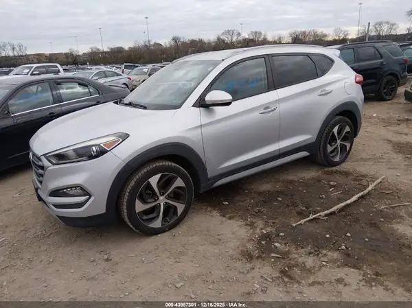 KM8J3CA2XHU407823 2017 HYUNDAI TUCSON - Image 2