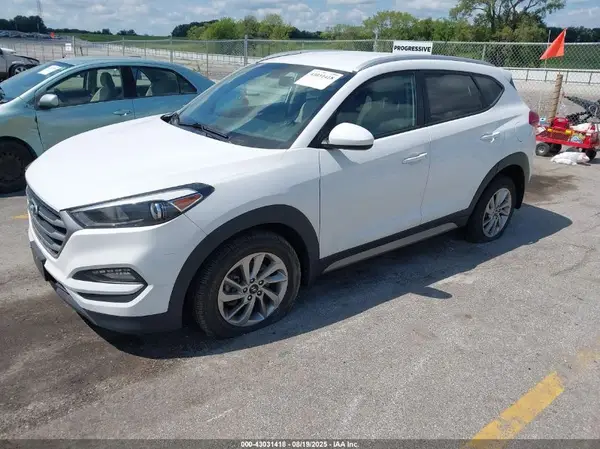 KM8J3CA40HU262938 2017 HYUNDAI TUCSON - Image 2