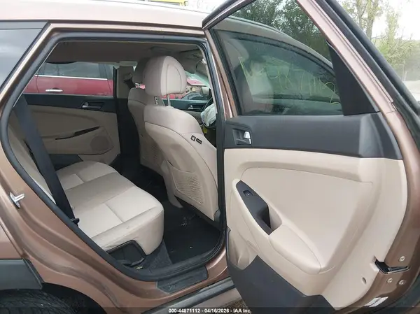 KM8J3CA40HU302001 2017 HYUNDAI TUCSON - Image 8