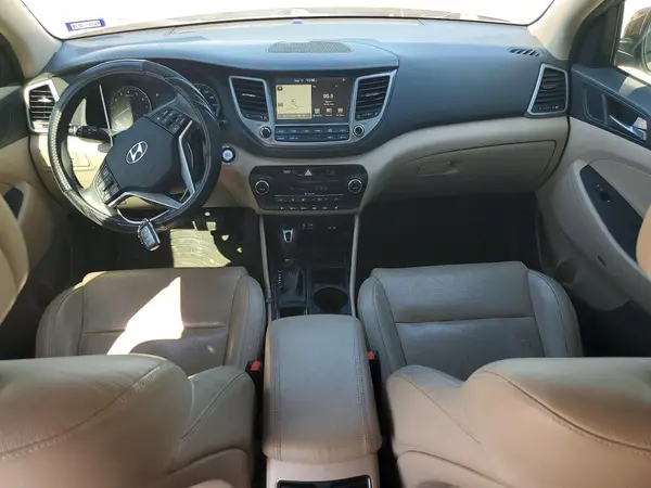 KM8J3CA40HU425796 2017 HYUNDAI TUCSON - Image 8