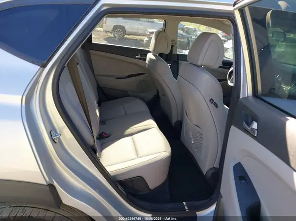 KM8J3CA40HU527812 2017 HYUNDAI TUCSON - Image 8
