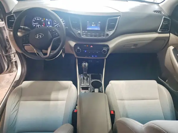 KM8J3CA40HU584138 2017 HYUNDAI TUCSON - Image 8