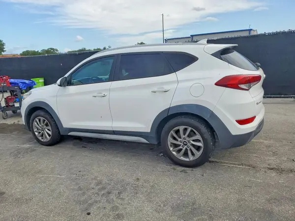 KM8J3CA40JU630816 2018 HYUNDAI TUCSON - Image 2
