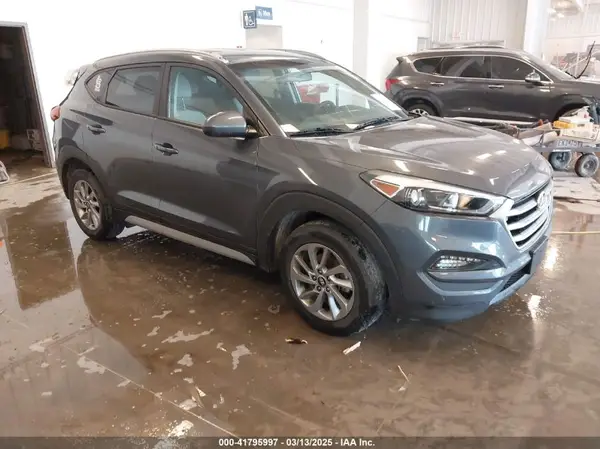 KM8J3CA40JU670572 2018 HYUNDAI TUCSON - Image 1