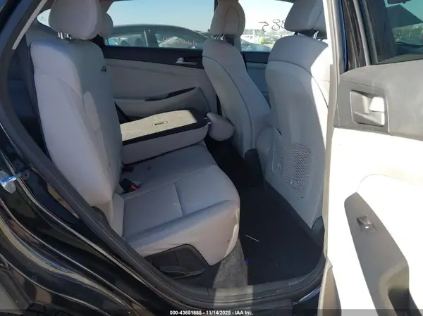 KM8J3CA40JU675075 2018 HYUNDAI TUCSON - Image 8