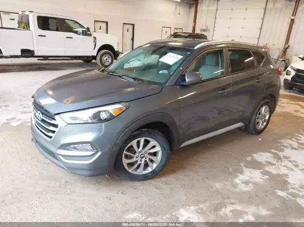KM8J3CA40JU675576 2018 HYUNDAI TUCSON - Image 2