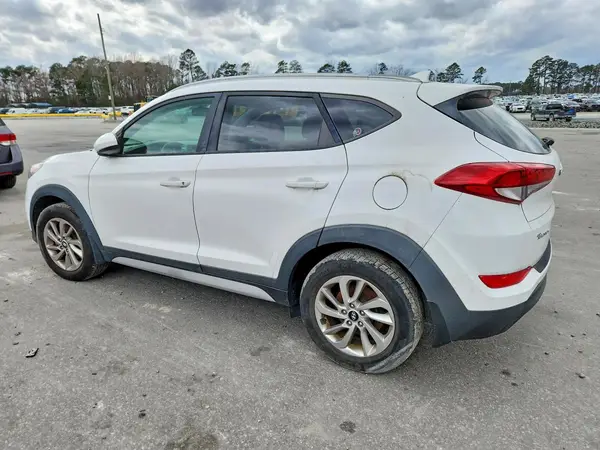 KM8J3CA40JU705675 2018 HYUNDAI TUCSON - Image 2