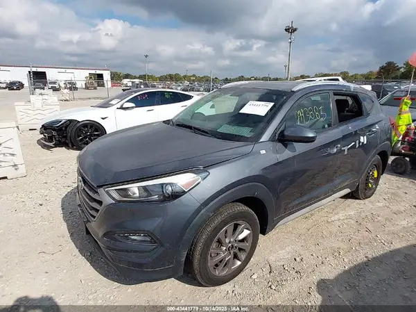 KM8J3CA40JU733900 2018 HYUNDAI TUCSON - Image 2