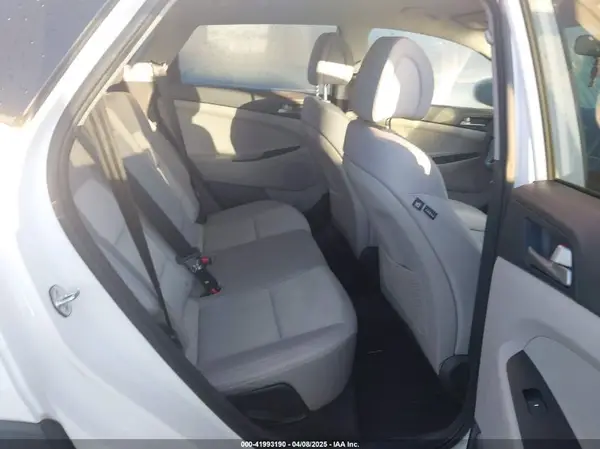 KM8J3CA40JU737848 2018 HYUNDAI TUCSON - Image 8