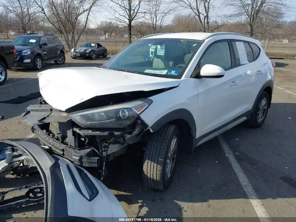 KM8J3CA40JU748462 2018 HYUNDAI TUCSON - Image 2