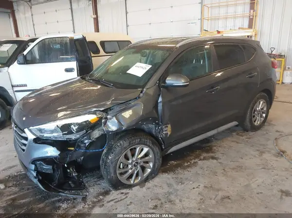 KM8J3CA40JU758781 2018 HYUNDAI TUCSON - Image 2