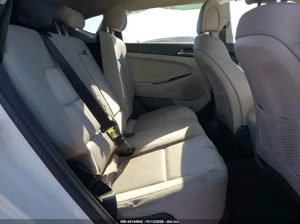 KM8J3CA40JU759686 2018 HYUNDAI TUCSON - Image 8