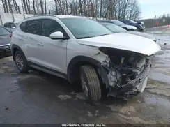 KM8J3CA40JU769165 2018 HYUNDAI TUCSON