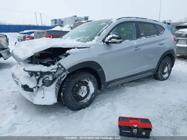 KM8J3CA40JU774768 2018 HYUNDAI TUCSON - Image 2