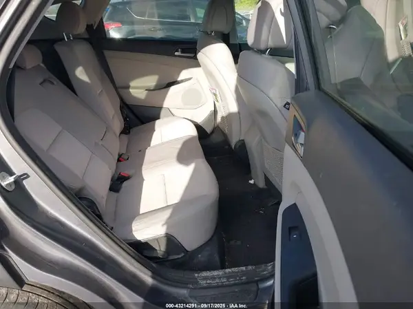 KM8J3CA41JU642473 2018 HYUNDAI TUCSON - Image 8