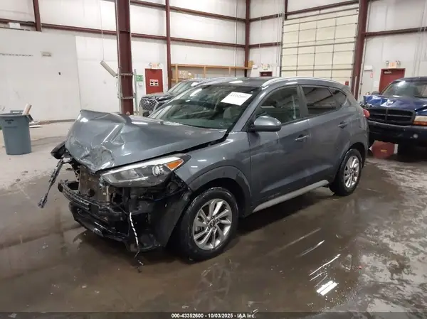 KM8J3CA41JU656681 2018 HYUNDAI TUCSON - Image 2