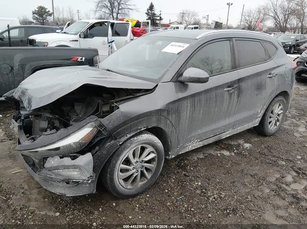 KM8J3CA41JU684206 2018 HYUNDAI TUCSON - Image 2