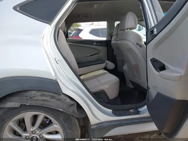 KM8J3CA41JU717009 2018 HYUNDAI TUCSON - Image 8
