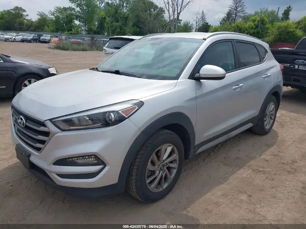 KM8J3CA41JU717110 2018 HYUNDAI TUCSON - Image 2
