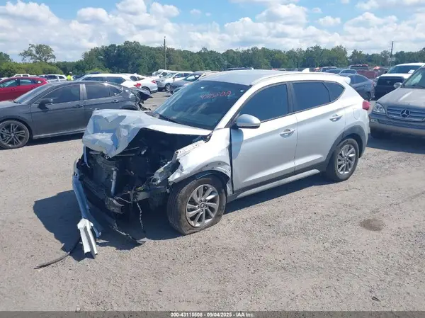 KM8J3CA41JU717253 2018 HYUNDAI TUCSON - Image 2