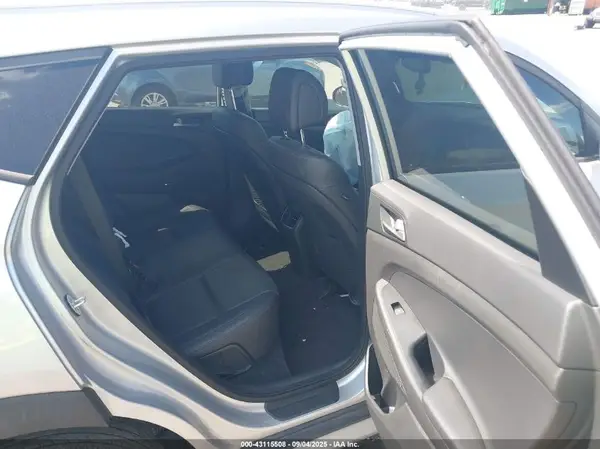 KM8J3CA41JU717253 2018 HYUNDAI TUCSON - Image 8