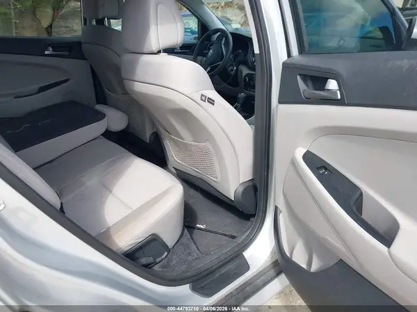 KM8J3CA41JU725000 2018 HYUNDAI TUCSON - Image 8