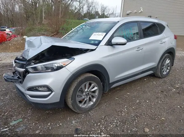 KM8J3CA41JU735879 2018 HYUNDAI TUCSON - Image 2
