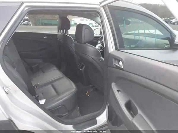 KM8J3CA41JU735879 2018 HYUNDAI TUCSON - Image 8