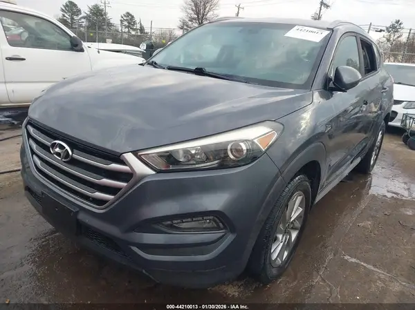 KM8J3CA41JU741200 2018 HYUNDAI TUCSON - Image 2