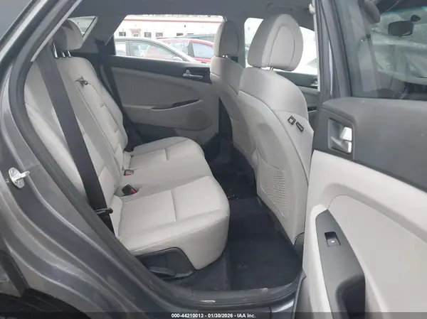 KM8J3CA41JU741200 2018 HYUNDAI TUCSON - Image 8