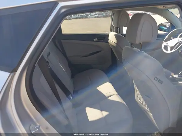 KM8J3CA41JU754092 2018 HYUNDAI TUCSON - Image 8