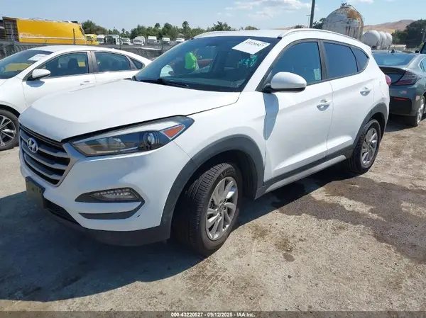 KM8J3CA41JU758434 2018 HYUNDAI TUCSON - Image 2