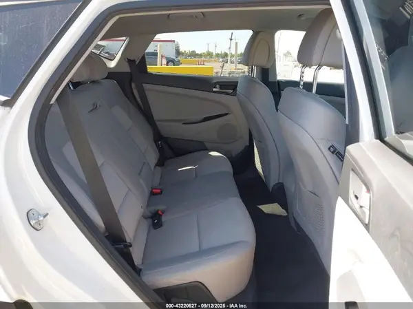 KM8J3CA41JU758434 2018 HYUNDAI TUCSON - Image 8
