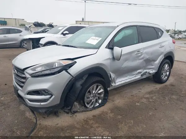KM8J3CA41JU759602 2018 HYUNDAI TUCSON - Image 2
