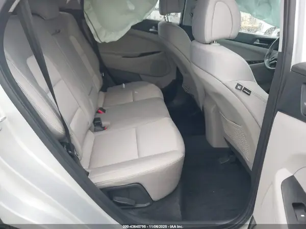 KM8J3CA41JU759602 2018 HYUNDAI TUCSON - Image 8