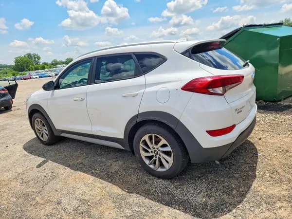 KM8J3CA41JU769692 2018 HYUNDAI TUCSON - Image 2