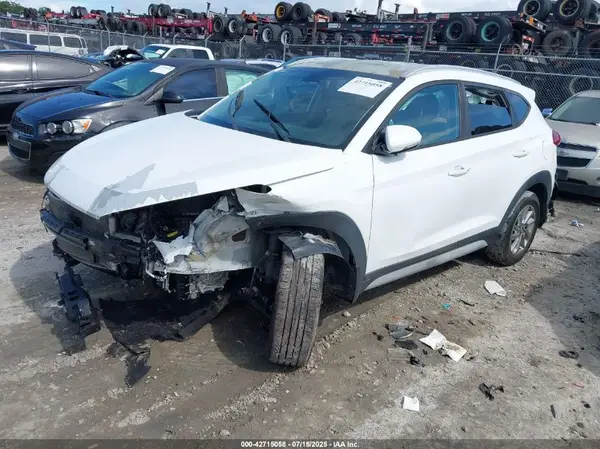 KM8J3CA41JU810726 2018 HYUNDAI TUCSON - Image 2