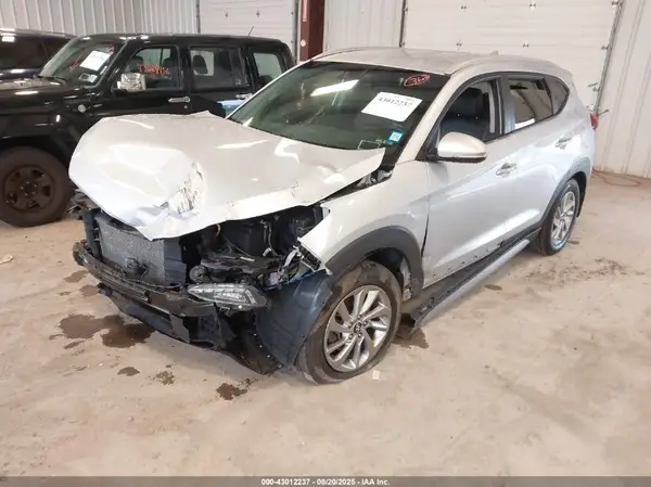 KM8J3CA41JU822830 2018 HYUNDAI TUCSON - Image 2