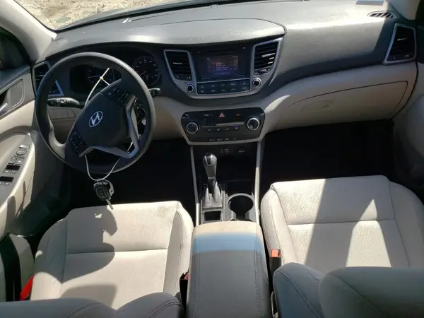 KM8J3CA42HU373720 2017 HYUNDAI TUCSON - Image 8