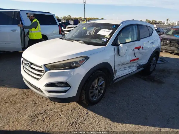 KM8J3CA42HU529190 2017 HYUNDAI TUCSON - Image 2