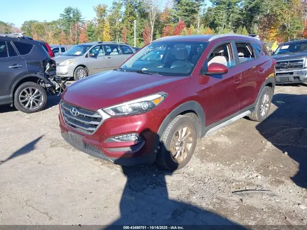 KM8J3CA42JU613855 2018 HYUNDAI TUCSON - Image 2