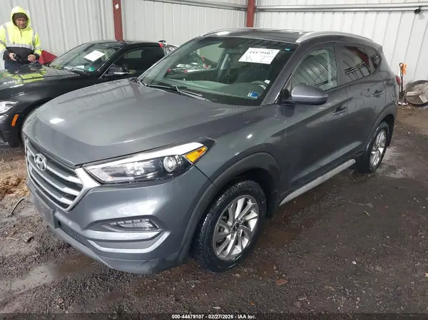 KM8J3CA42JU643437 2018 HYUNDAI TUCSON - Image 2
