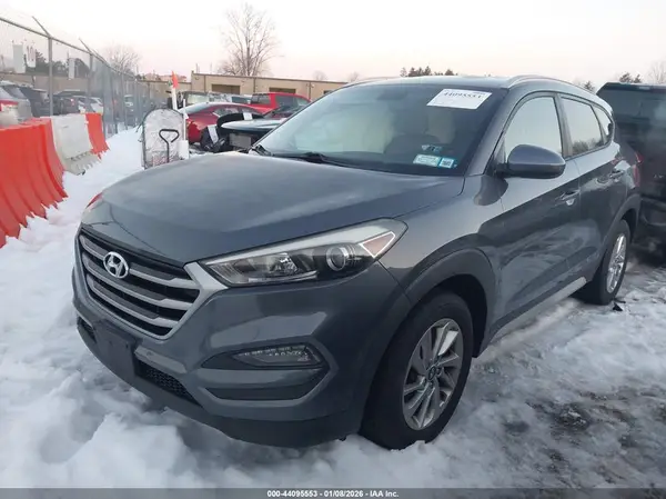 KM8J3CA42JU643955 2018 HYUNDAI TUCSON - Image 2