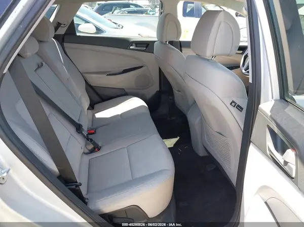 KM8J3CA42JU651196 2018 HYUNDAI TUCSON - Image 8