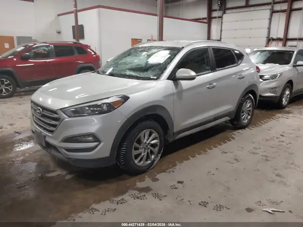 KM8J3CA42JU669939 2018 HYUNDAI TUCSON - Image 2